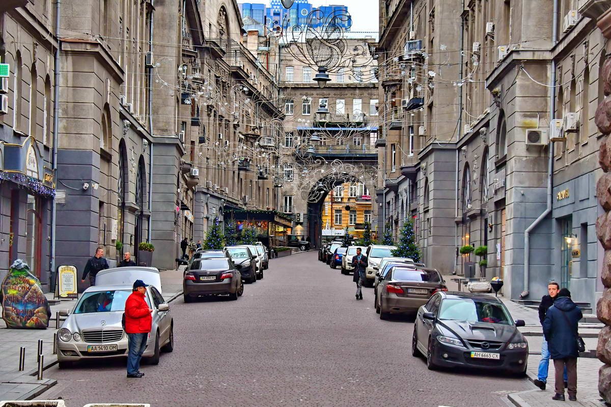 Возле "Пассажа" людей не очень много Возле "Пассажа" людей не очень много