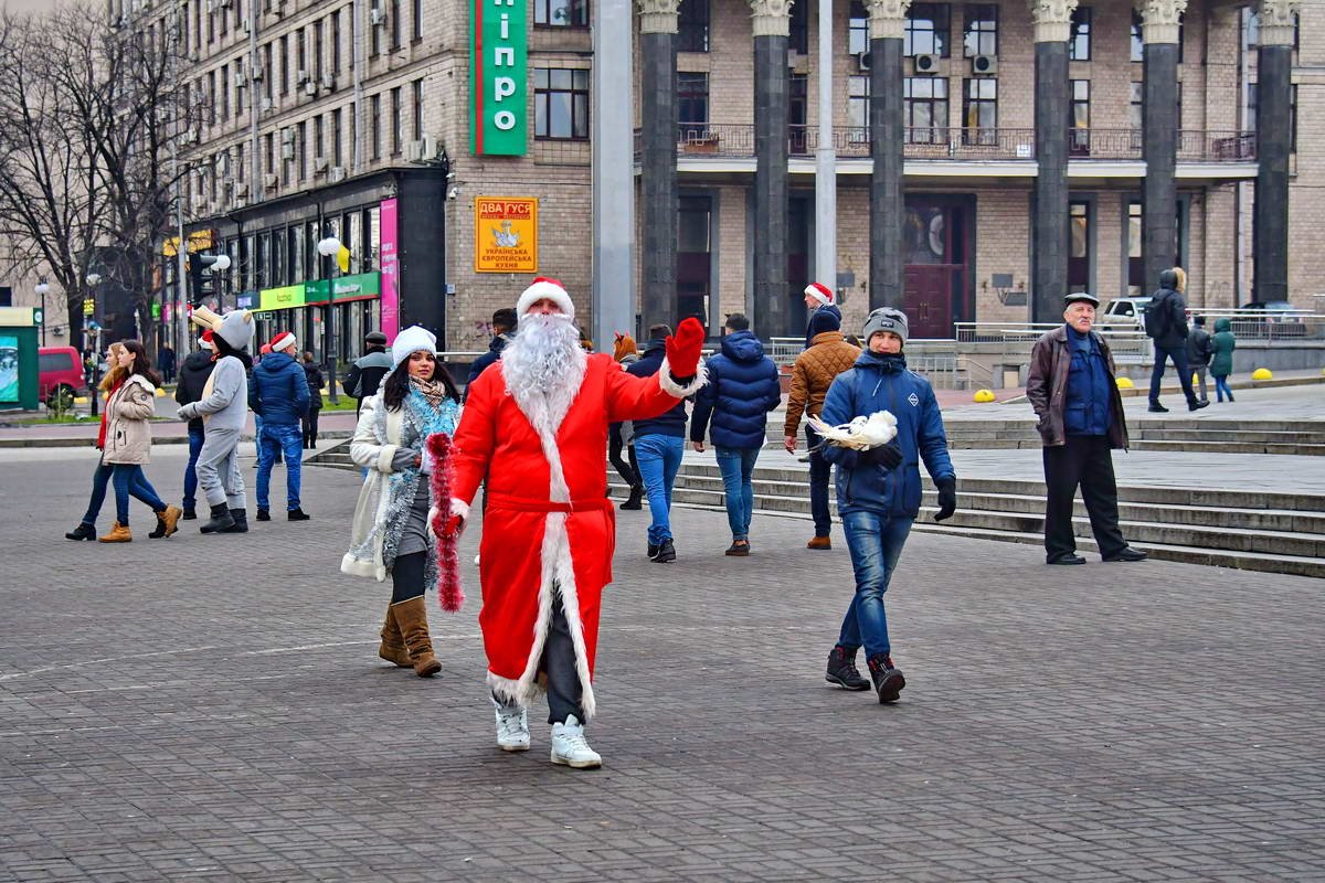 Стандартный праздничный "набор" и голуби Стандартный праздничный "набор" и голуби