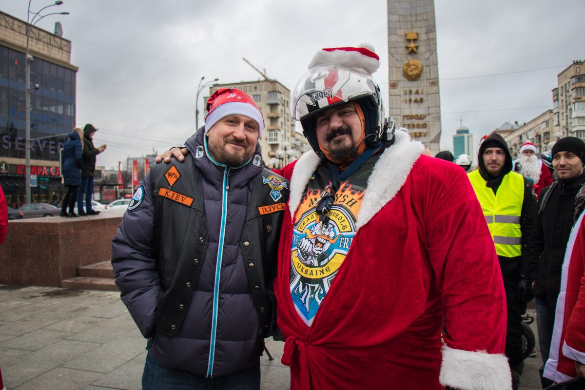 Сборы колонны - возле киевского цирка Сборы колонны - возле киевского цирка