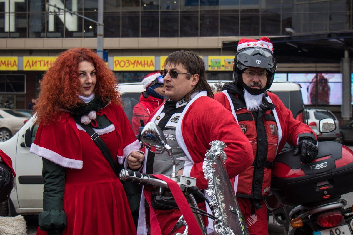 Некоторые празднично украсили свои мотоциклы Некоторые празднично украсили свои мотоциклы