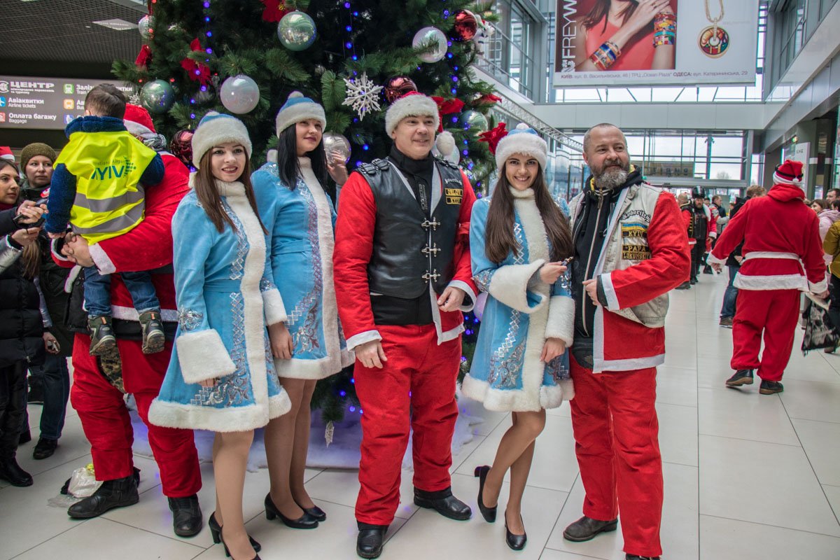 Санты в окружении сексуальных подруг Санты в окружении сексуальных подруг