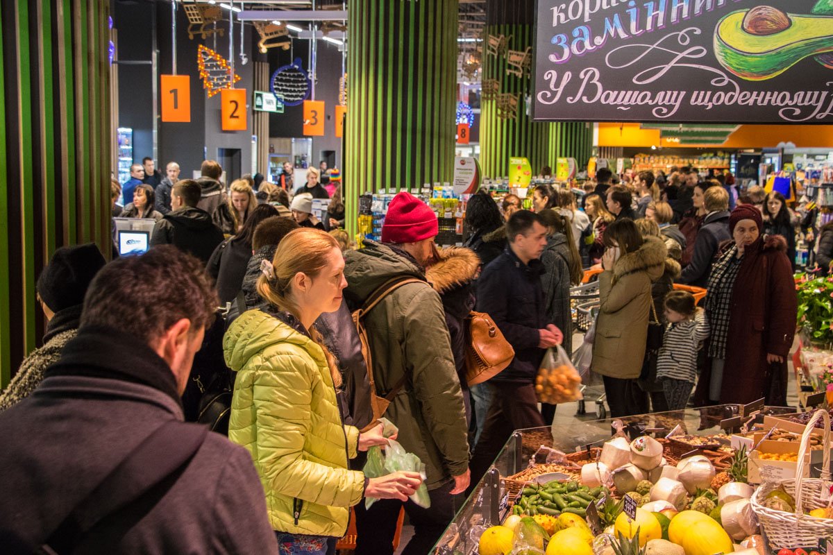 Большое скопление людей в супермаркете Le Silpo Большое скопление людей в супермаркете Le Silpo