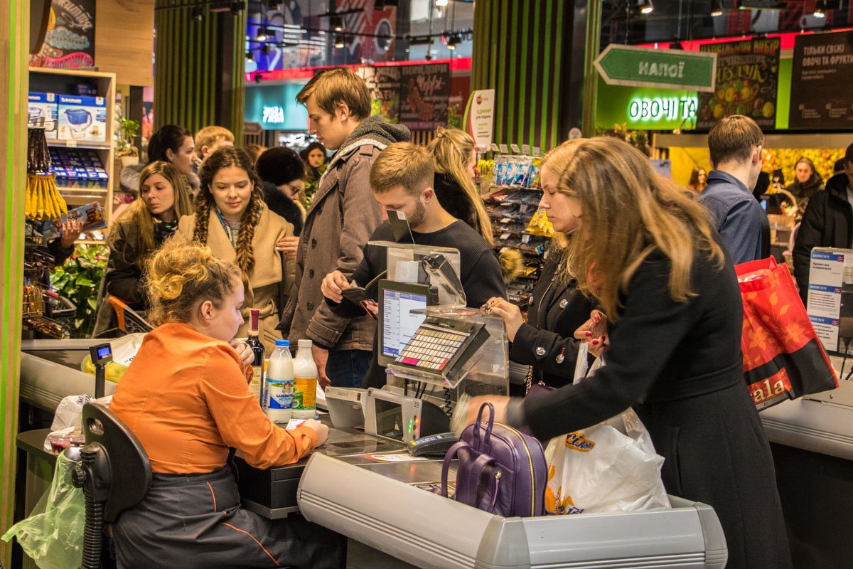 Очередь за автографом кассирши Очередь за автографом кассирши