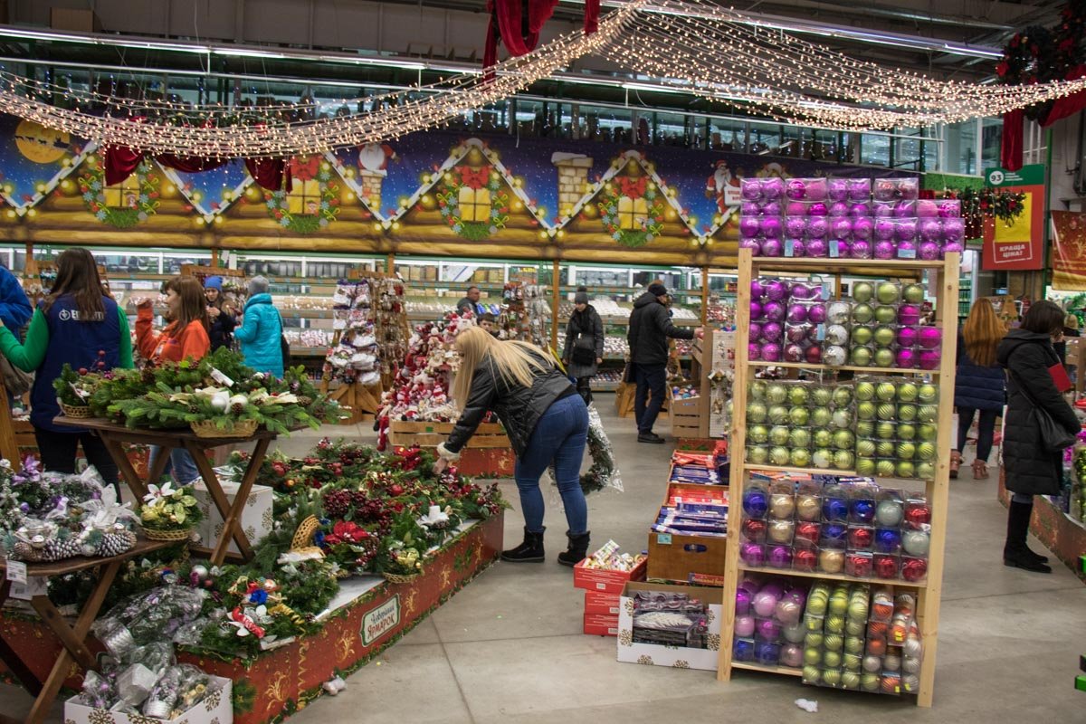 Пока никто не видит, девушка гладит елку Пока никто не видит, девушка гладит елку