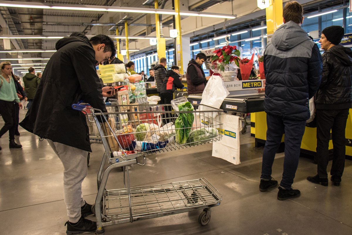 Молодой человек проверяет в "Приват24", хватит ли ему "капусты" на капусту Молодой человек проверяет в "Приват24", хватит ли ему "капусты" на капусту