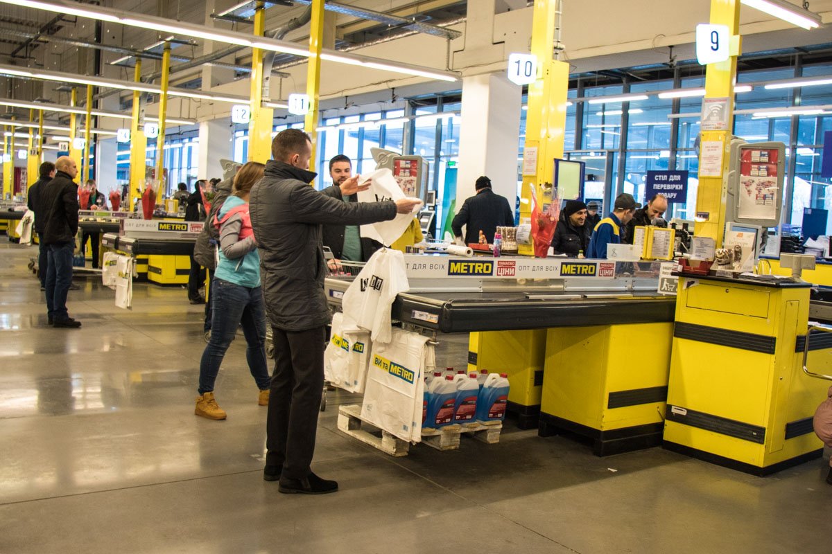 Мужчина выбрал подарок для жены на Новый год Мужчина выбрал подарок для жены на Новый год