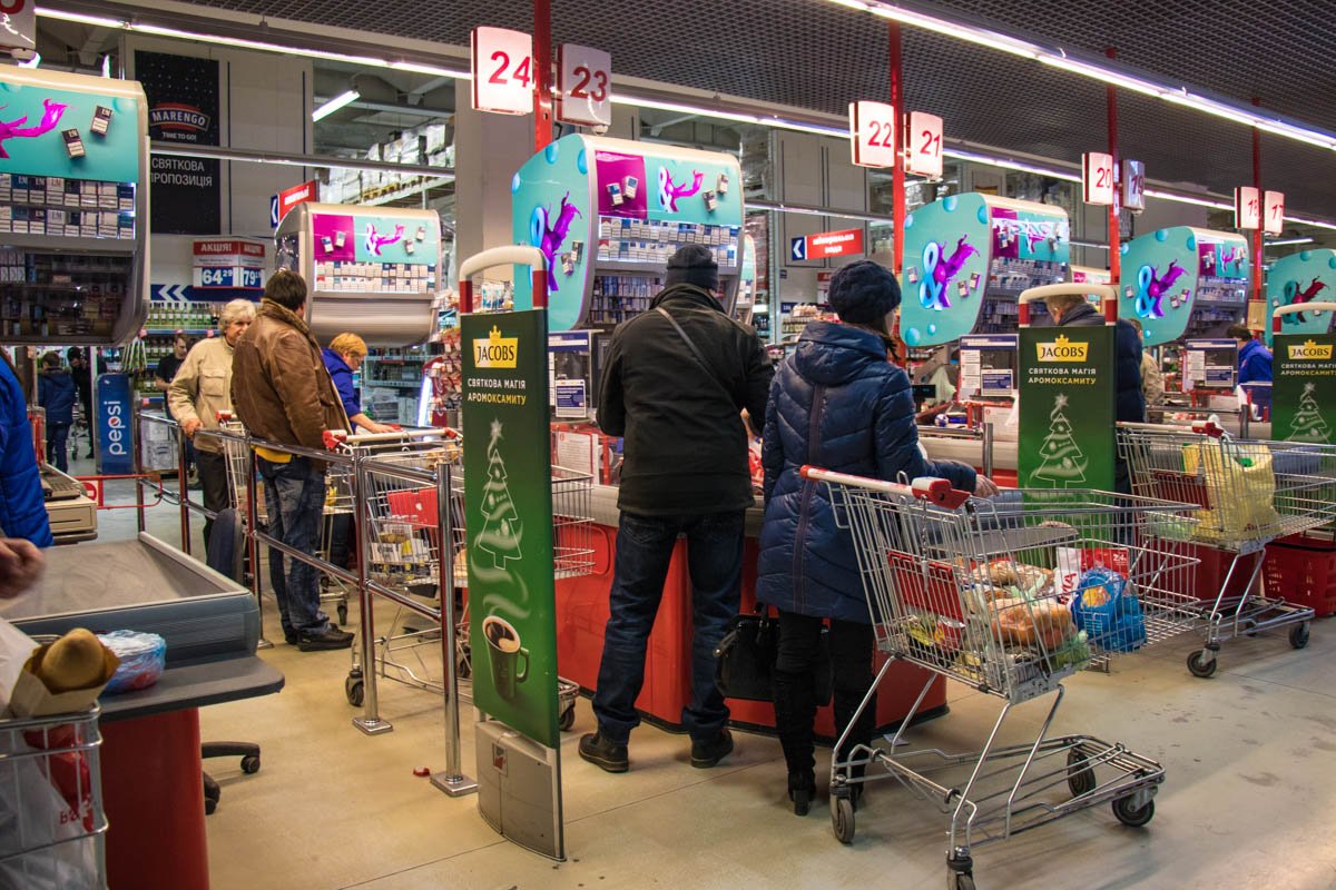 Половину зарплаты оставил на кассе Половину зарплаты оставил на кассе