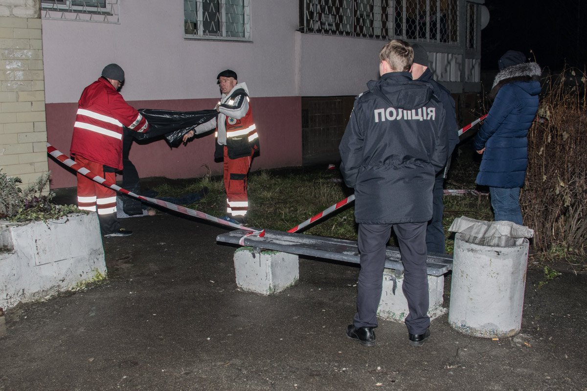 Мужчина пришел к своим родителям поздравить их с Новым годом и выпрыгнул с 13 этажа 