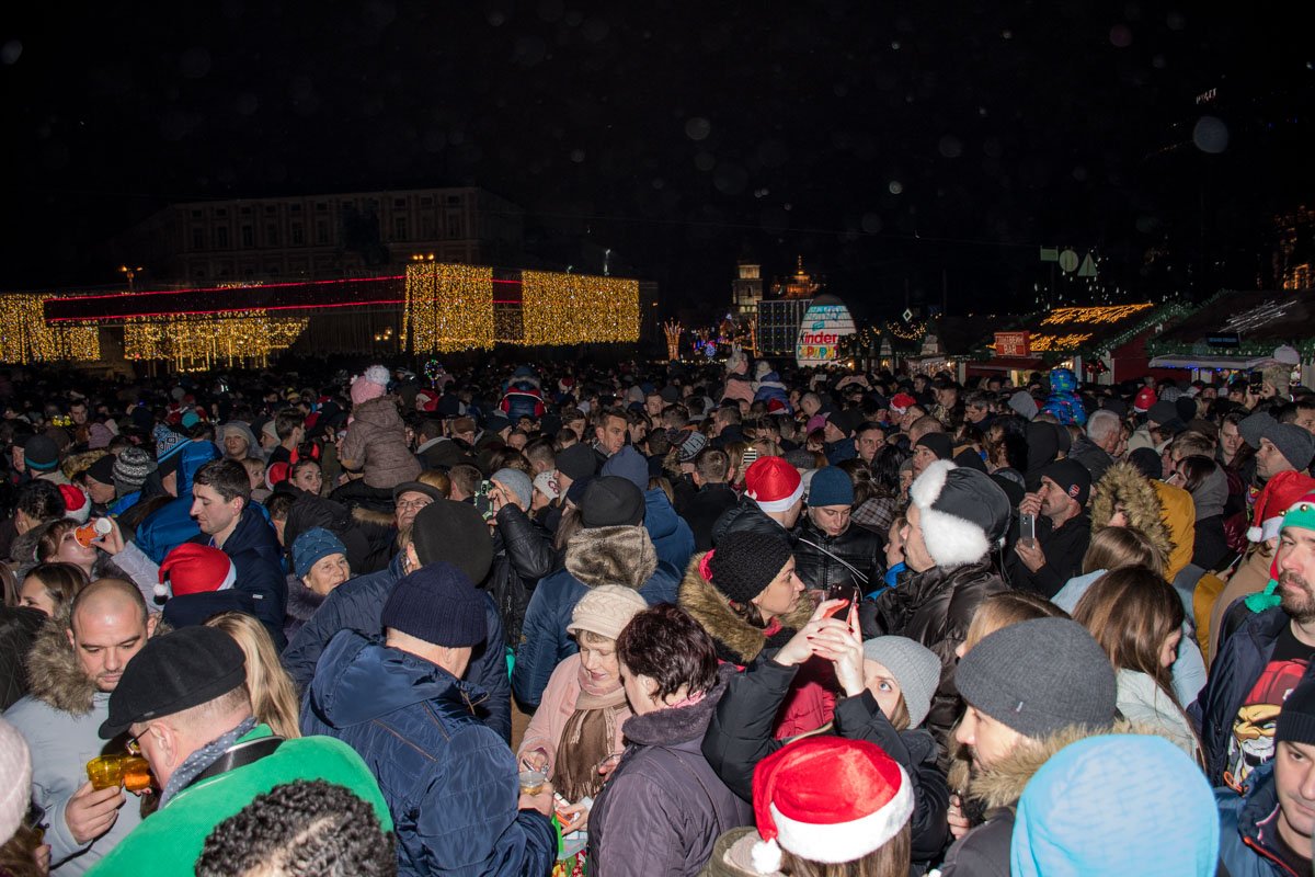 На Софийской площади собрались несколько тысяч человек На Софийской площади собрались несколько тысяч человек