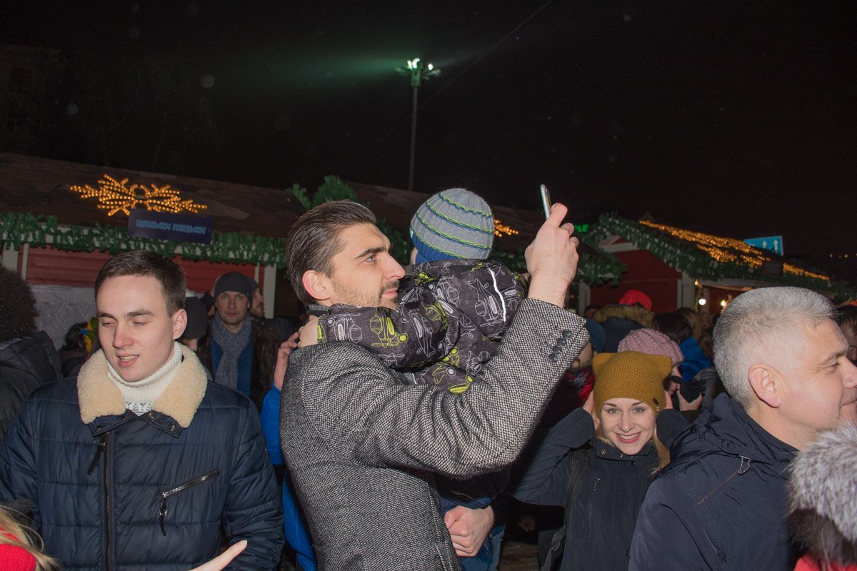 Малыш смотреть не хочет. Папа потом покажет Малыш смотреть не хочет. Папа потом покажет