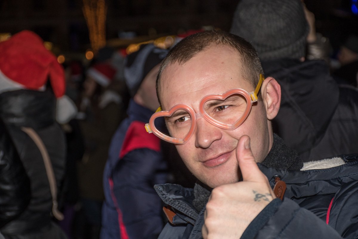 Ставит "лайки" глазами Ставит "лайки" глазами