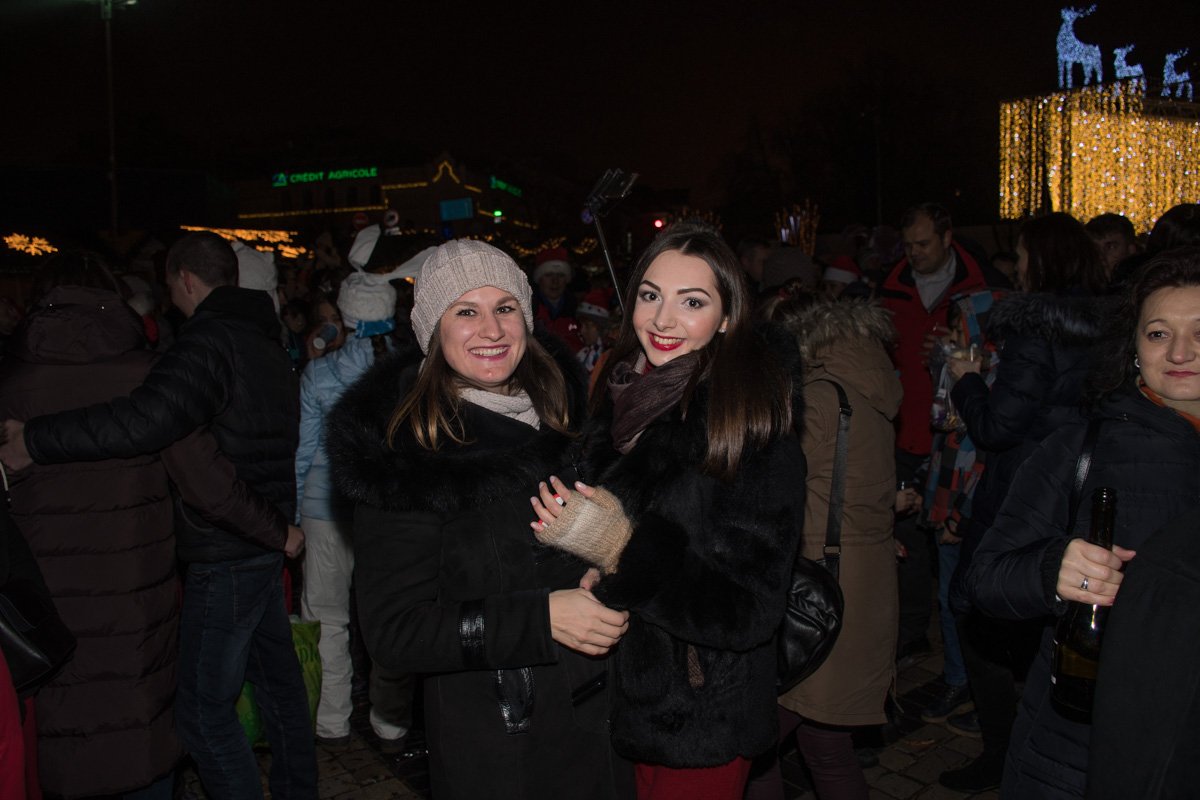 Главные атрибуты праздника на одном фото: шампанское, улыбки и объятия Главные атрибуты праздника на одном фото: шампанское, улыбки и объятия