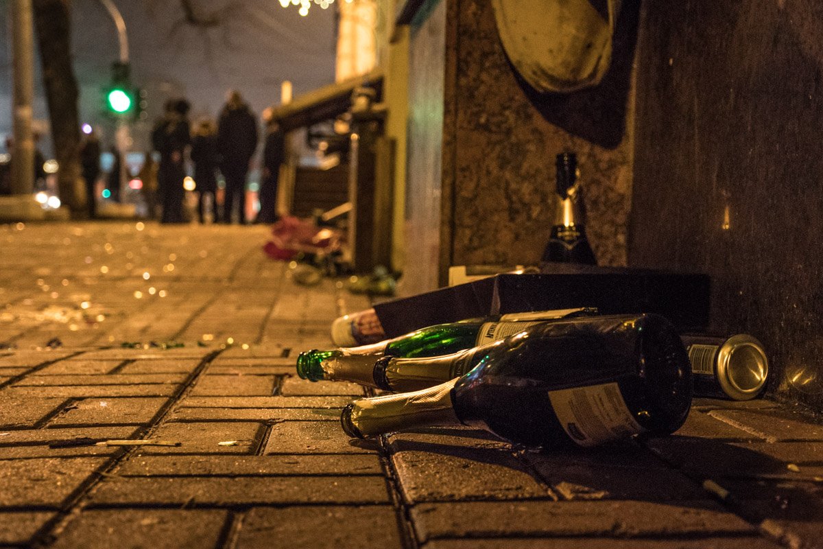 На дорогах и тротуарах отдыхающие оставили много пустых бутылок