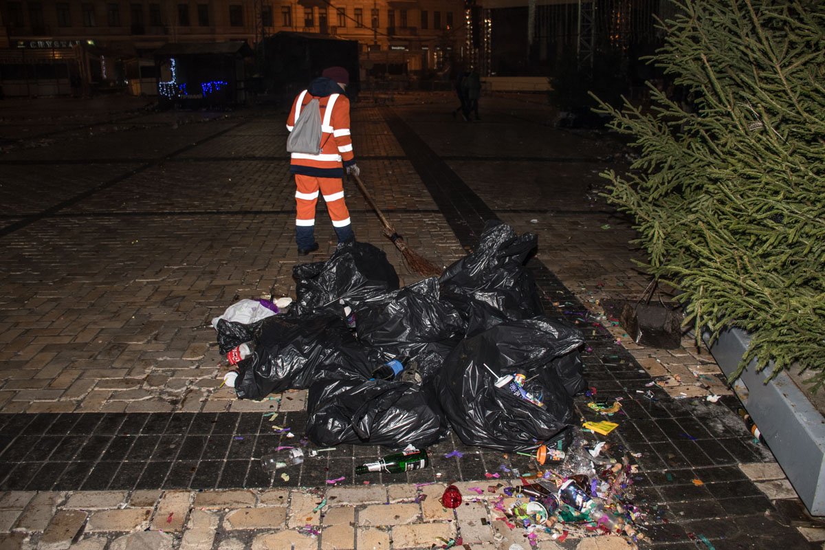 На территории валялись остатки многочисленных салютов, хлопушек, гирлянд и оберток