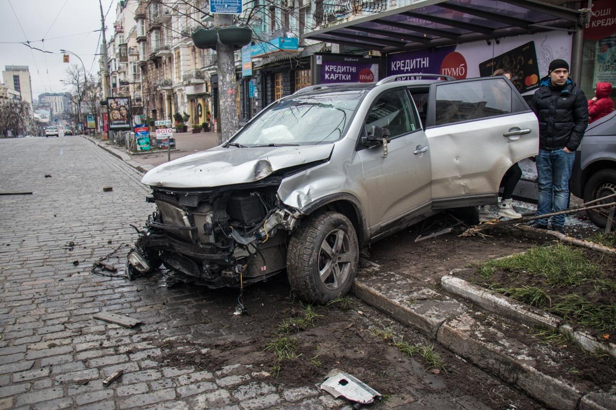 столкновений KIA Sorento после столкновения въехал в остановку
