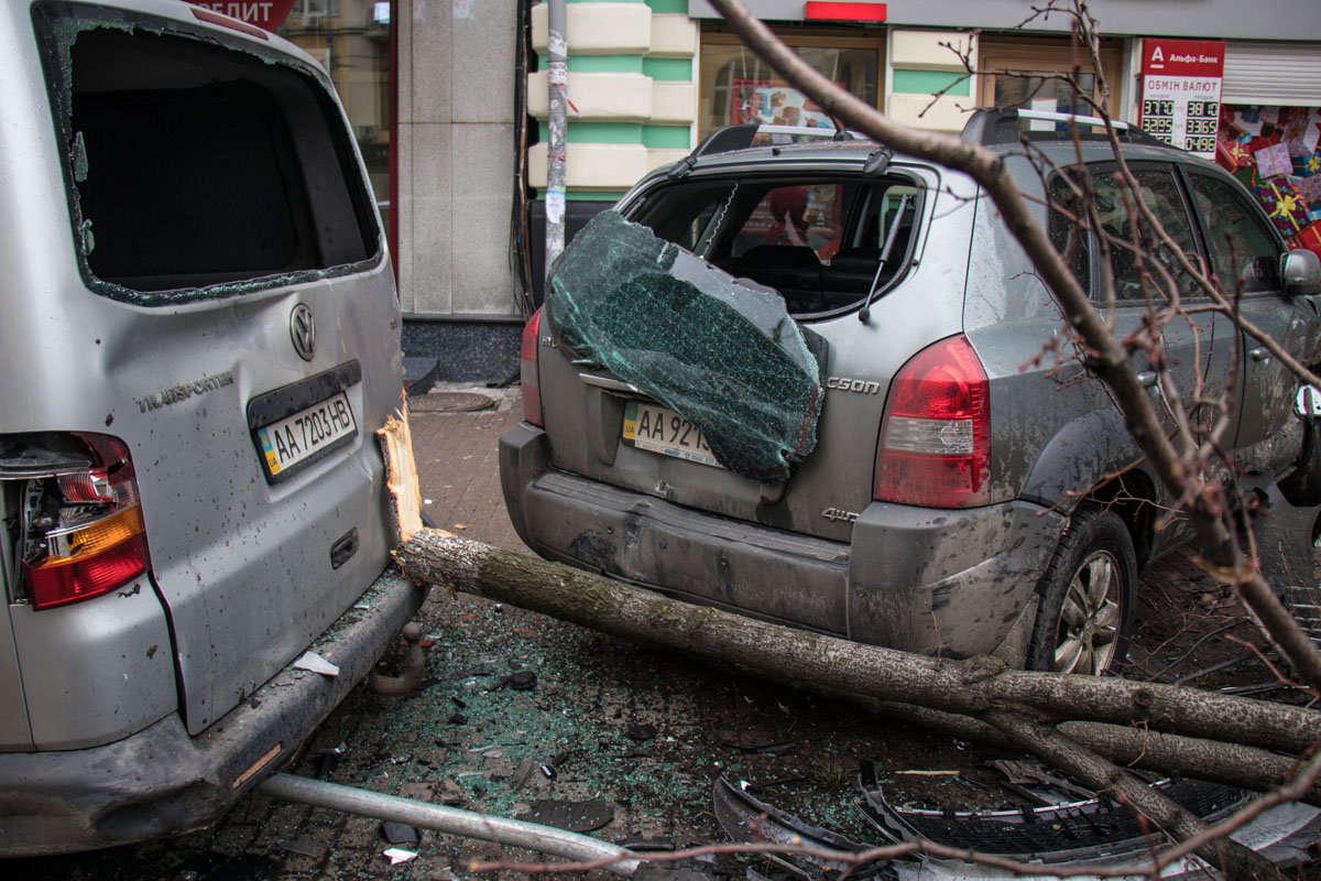 В аварии пострадали припаркованные Hyundai и Volkswagen В аварии пострадали припаркованные Hyundai и Volkswagen
