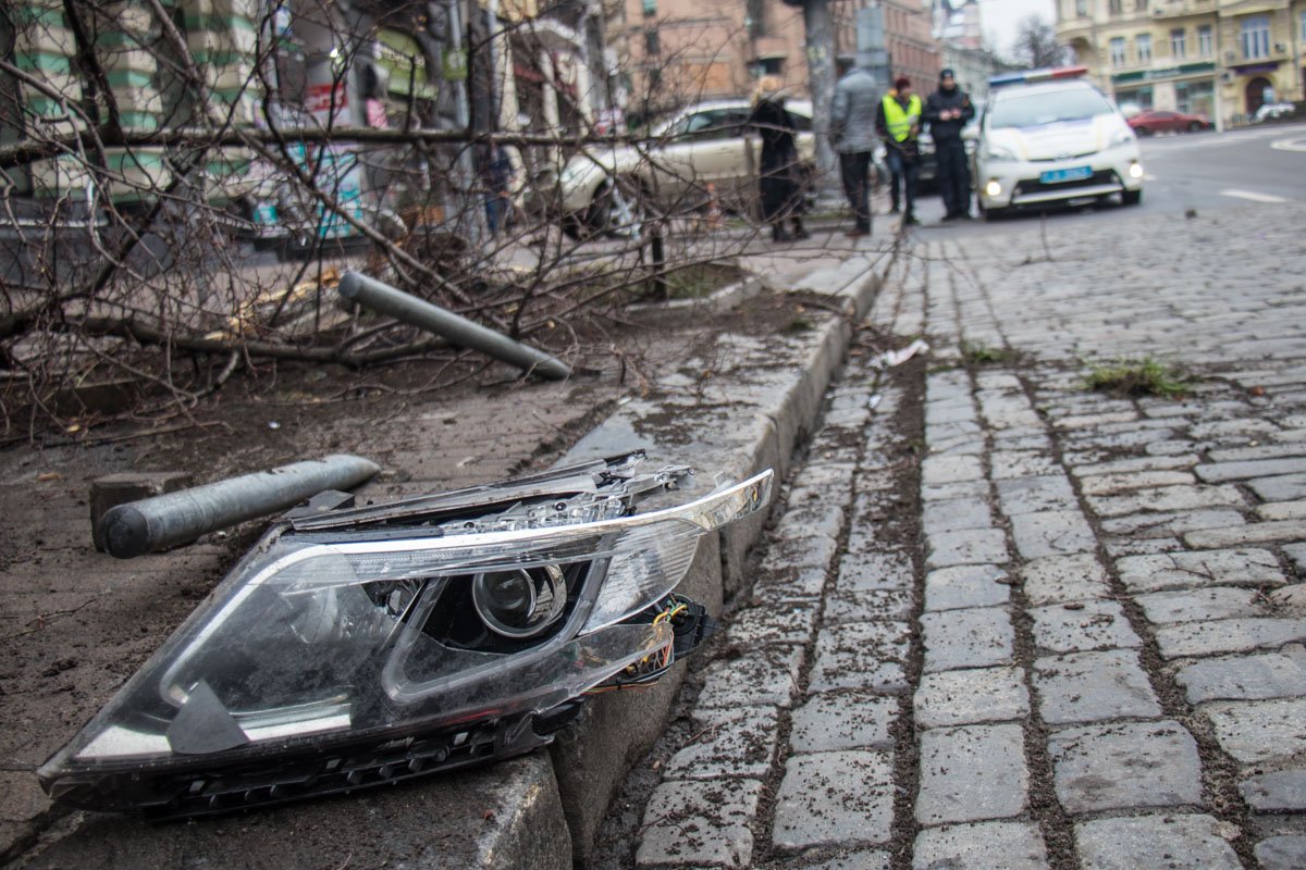 По всему месту ДТП разбросаны детали автомобилей На месте ДТП разбросаны детали автомобилей