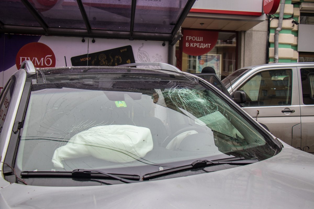 Лобовое стекло в Kia Sorento разбито напротив головы водителя Лобовое стекло в KIA Sorento разбито напротив головы водителя