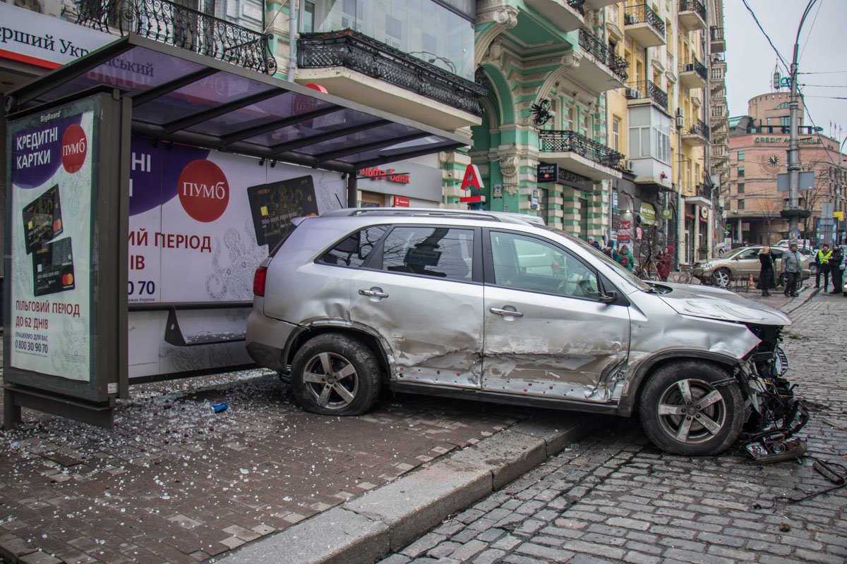 Повезло, что во время аварии на остановке не было людей Повезло, что во время аварии на остановке не было людей