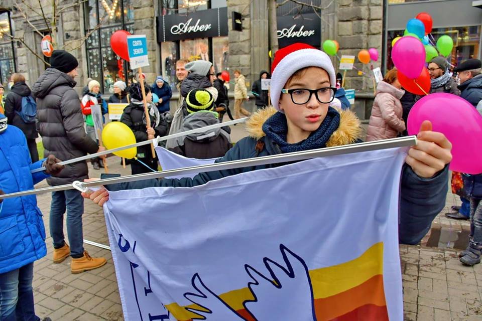 Дети пришли на марш с флагами и шариками