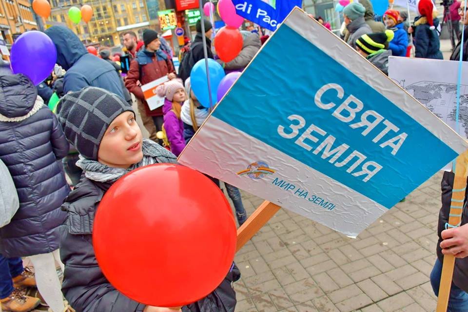 На табличках написаны названия стран и территорий, где идут международные или внутригосударственные конфликты