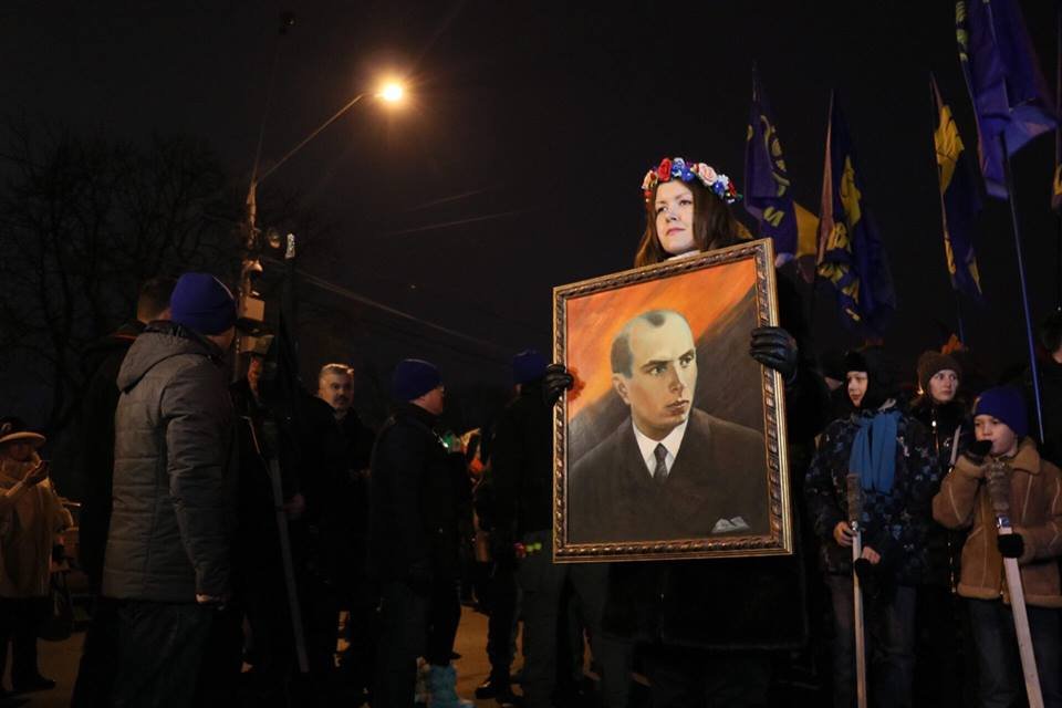 Шествие проводят в честь лидера ОУН Степана Бандеры Шествие проводят в честь лидера ОУН Степана Бандеры