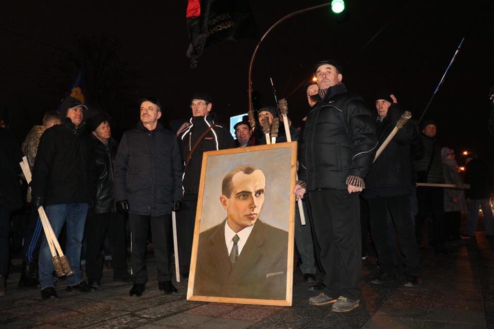 Люди принесли портреты Степана Бандеры Люди принесли портреты Степана Бандеры