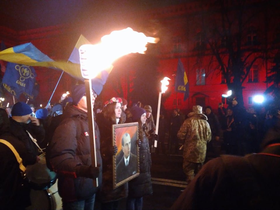 Люди зажгли факелы в центре Киева Люди зажгли факелы в центре Киева