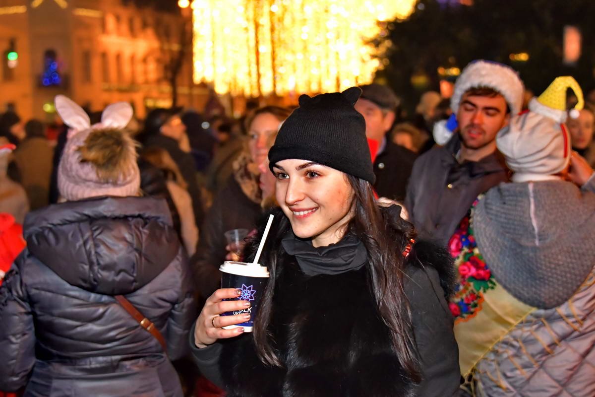 Девушке глинтвейн пришелся по вкусу 