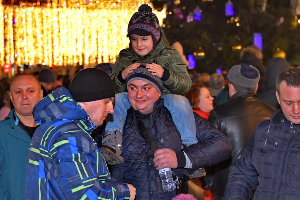 На празднике было много детей 