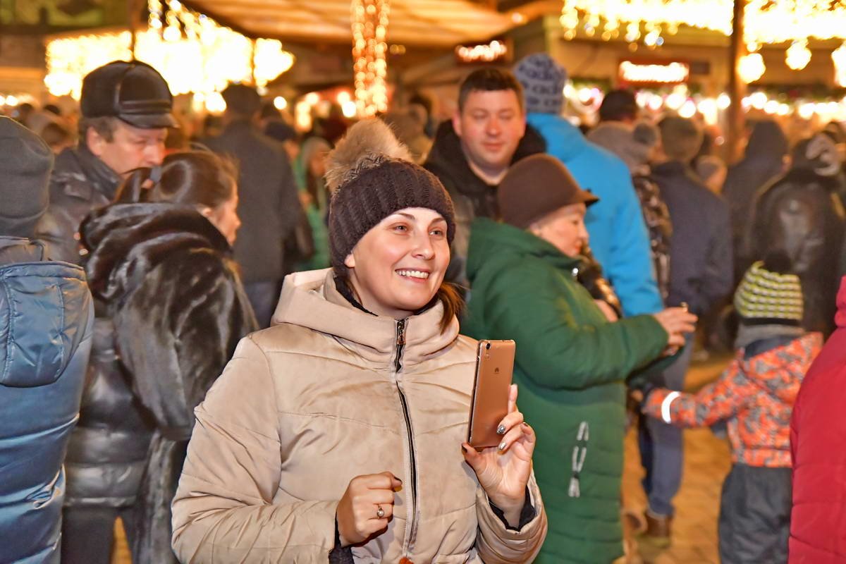 Женщине очень понравилась живая музыка 