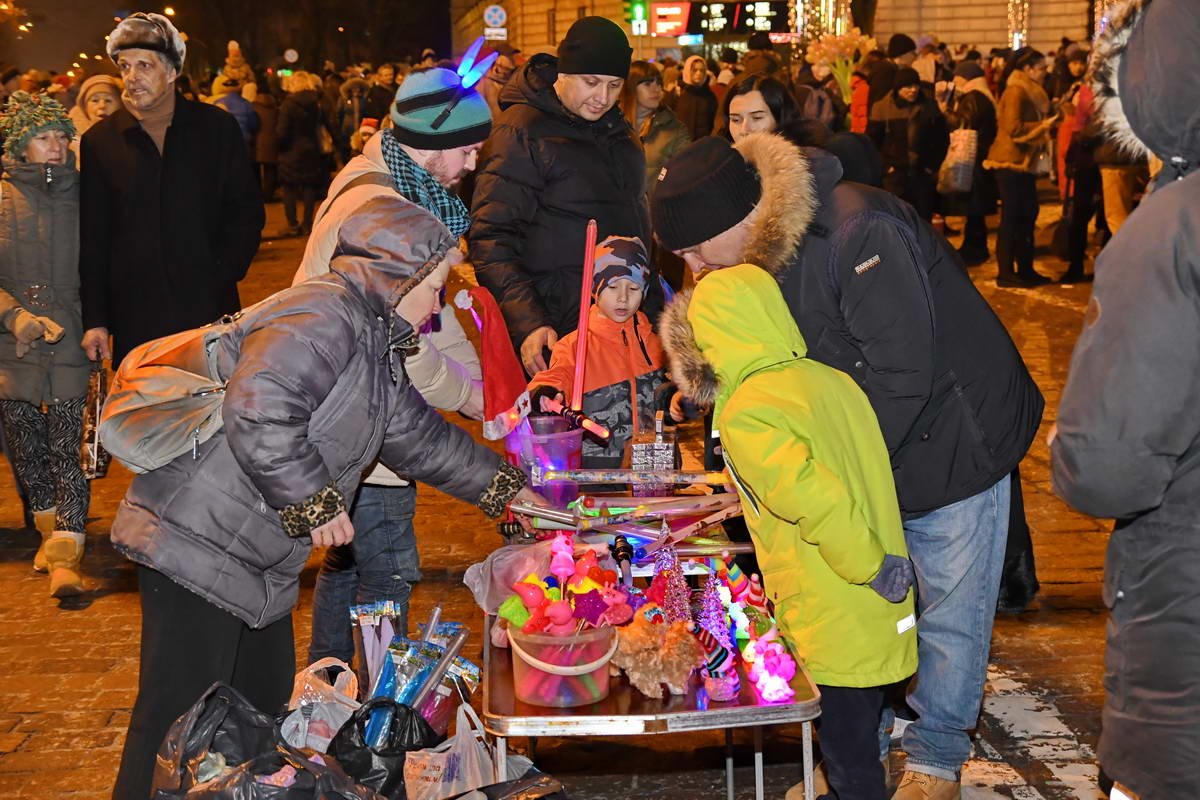 На празднике можно приобрести маленькие сувениры для детей 