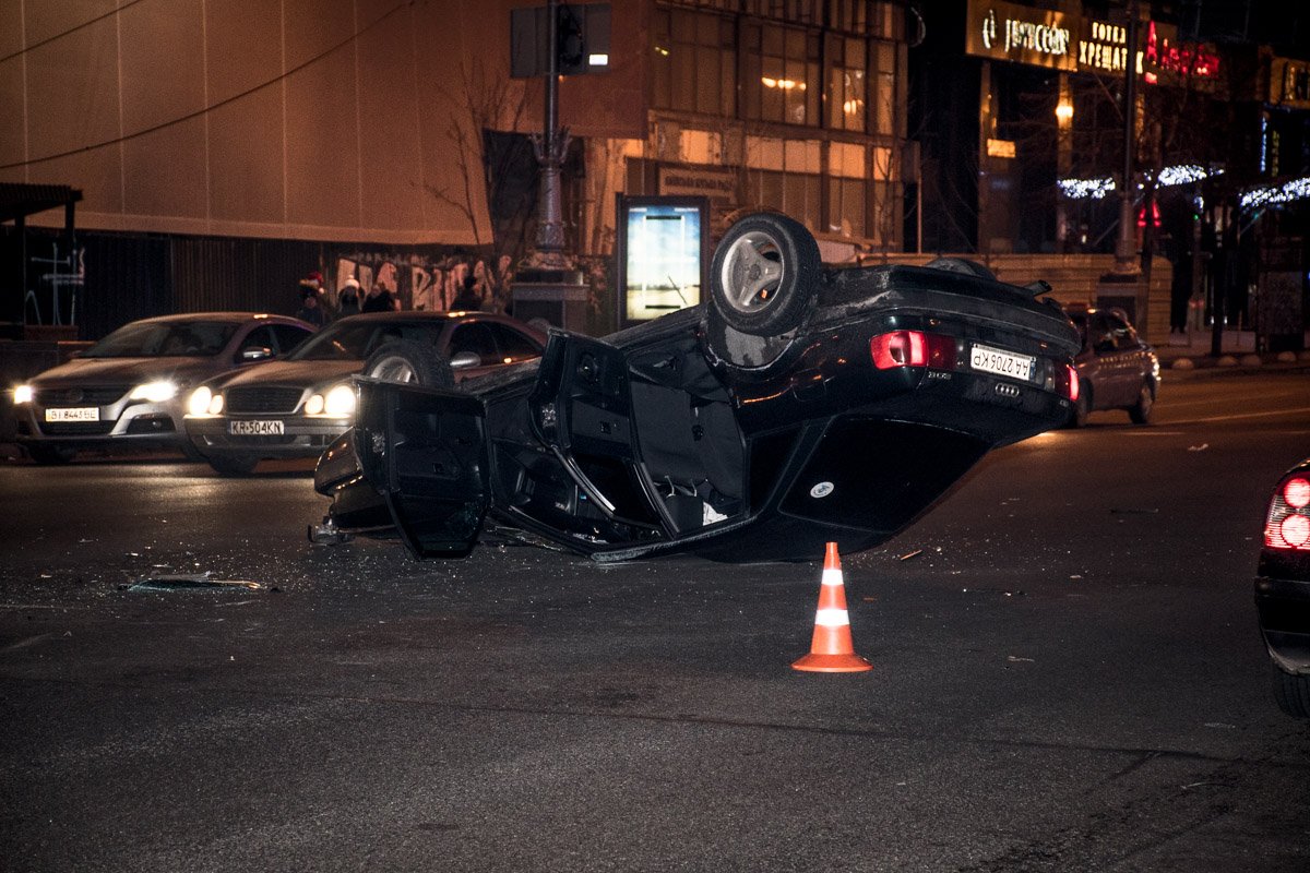 От сильного удара Audi перевернулась на крышу 