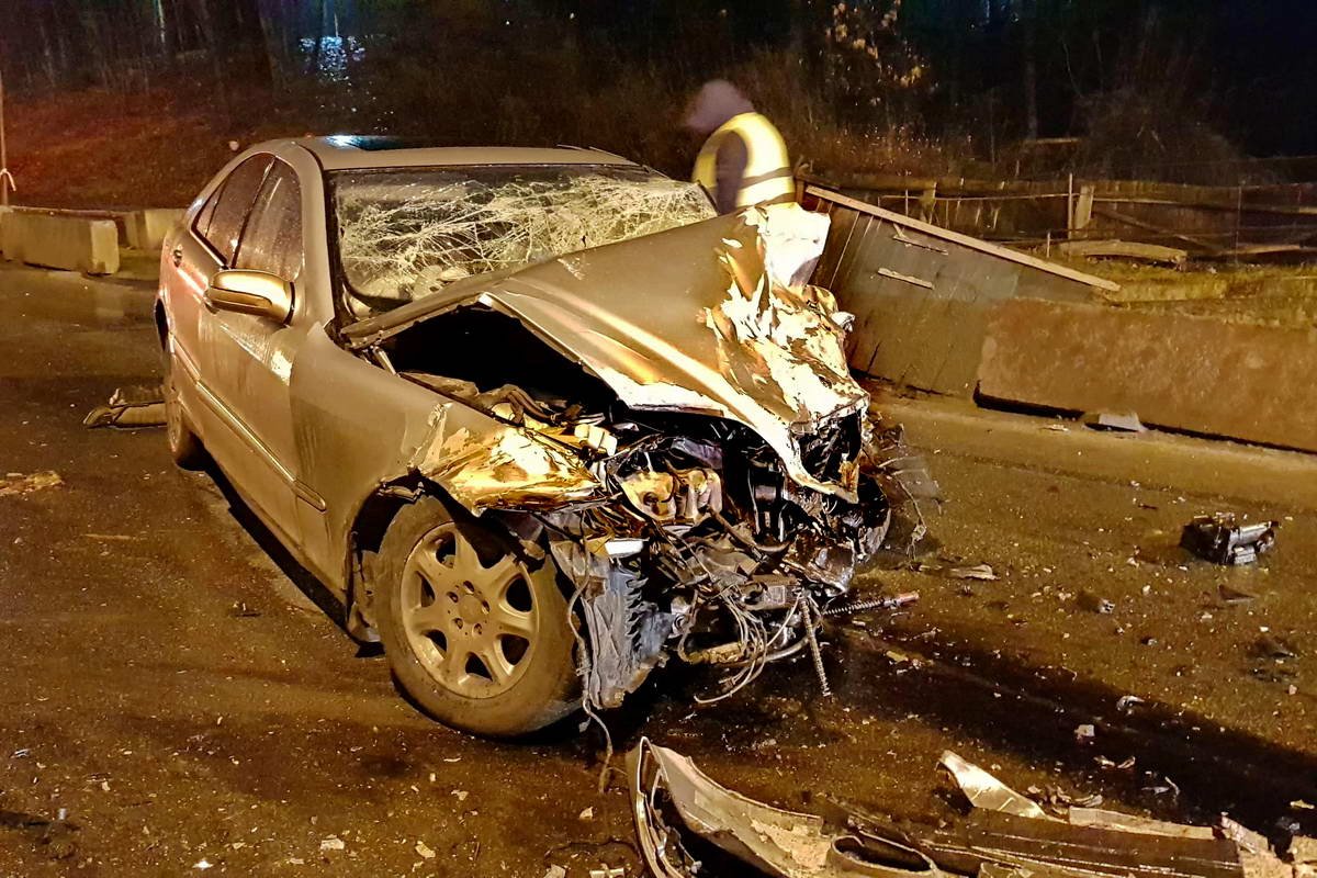 Mercedes вылетел на встречку Mercedes вылетел на встречку