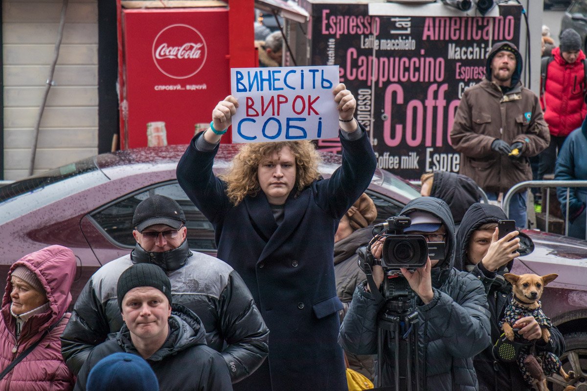 Митингующие держали в руках плакаты с критикой полиции Митингующие держали в руках плакаты с критикой полиции