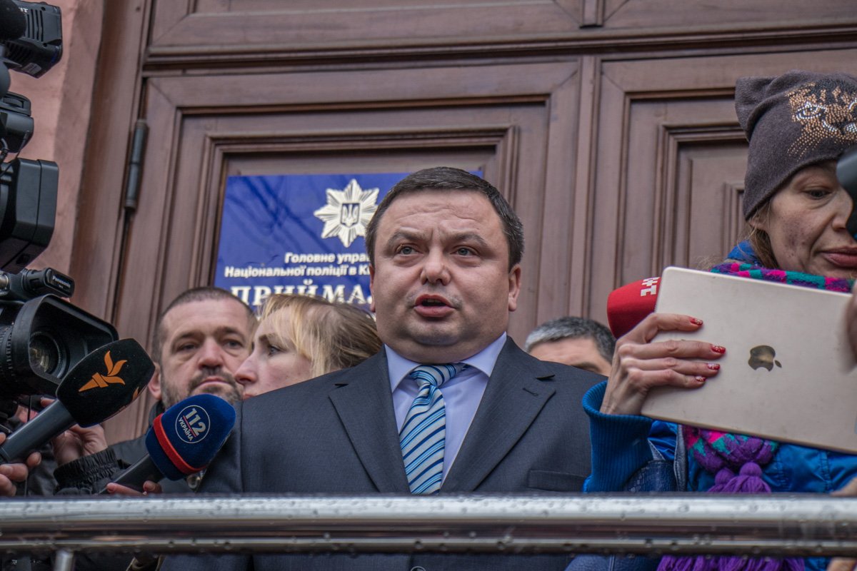 К митингующим вышел глава полиции Киевской области Дмитрий Ценов К митингующим вышел глава полиции Киевской области Дмитрий Ценов