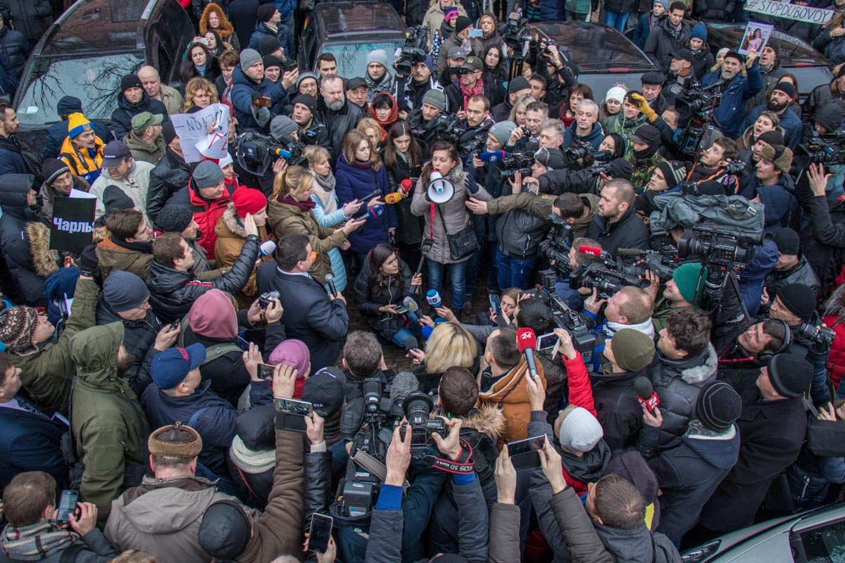 Возле управления областной полиции собралось около двухсот человек Возле управления областной полиции собралось около двухсот человек