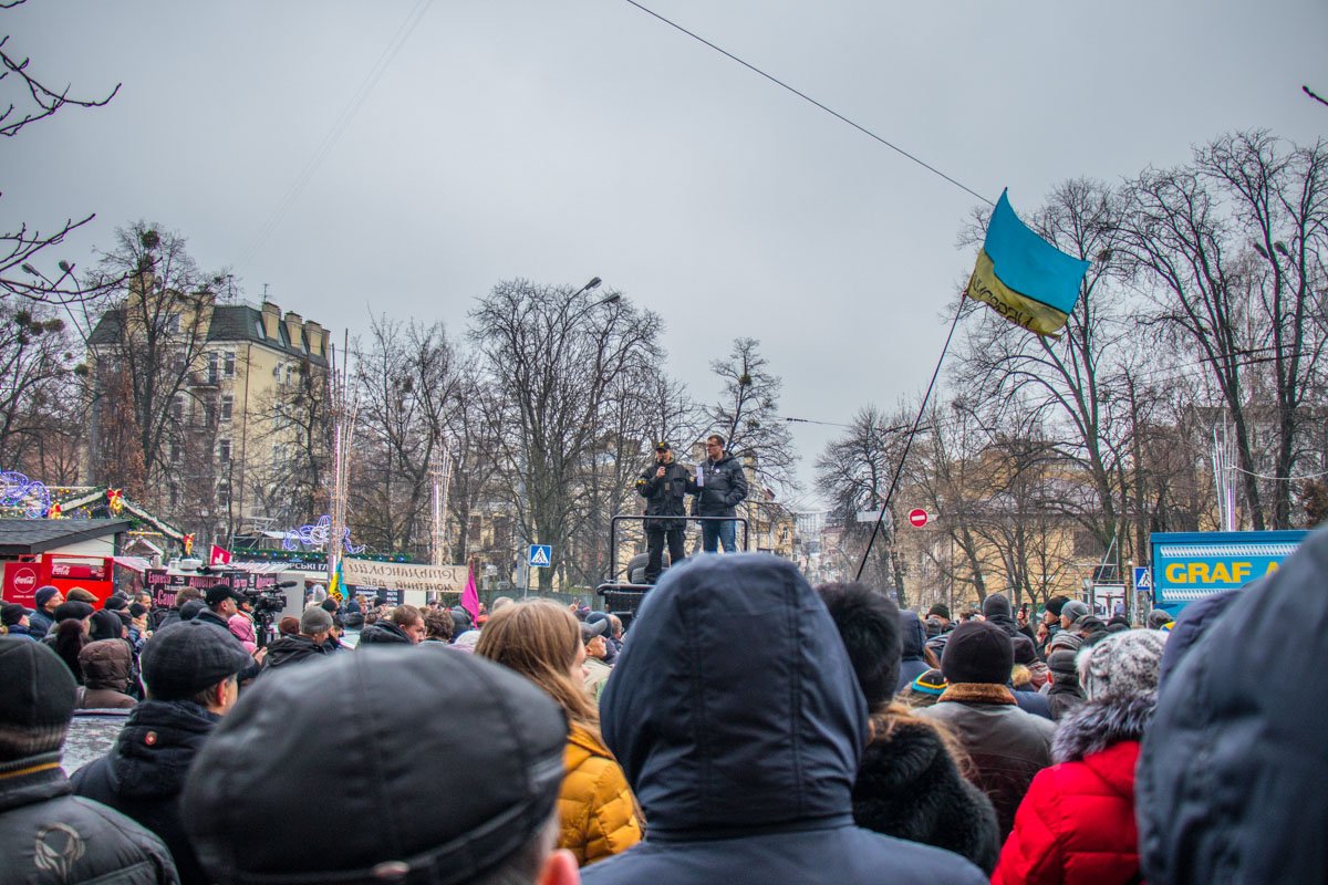 Люди не расходились в течении нескольких часов Люди не расходились в течение нескольких часов