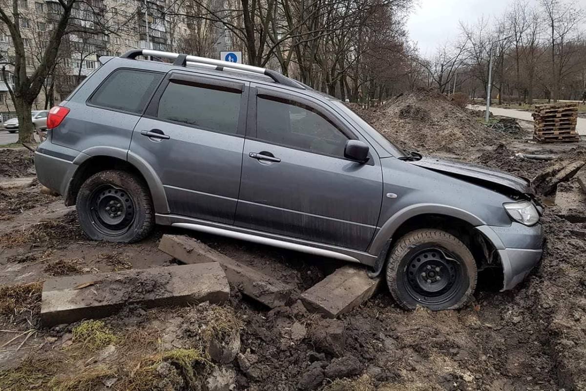 Хозяин половину дня прождал эвакуатор, чтобы забрать машину назад Хозяин половину дня прождал эвакуатор, чтобы забрать машину назад
