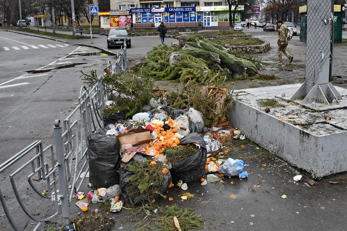 Возле елок бросили и мусорные пакеты Возле елок бросили и мусорные пакеты