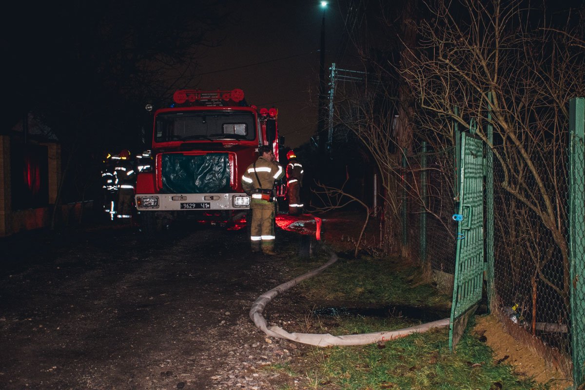 Пожарным удалось спасти от огня только соседний дом Пожарным удалось спасти от огня только соседний дом