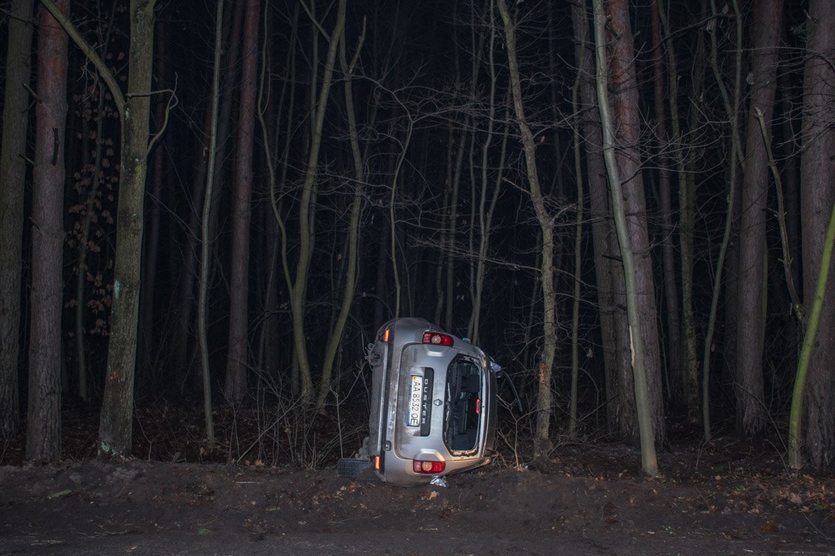 От удара Renault перевернулся и вылетел на обочину От удара Renault Duster перевернулся и вылетел на обочину