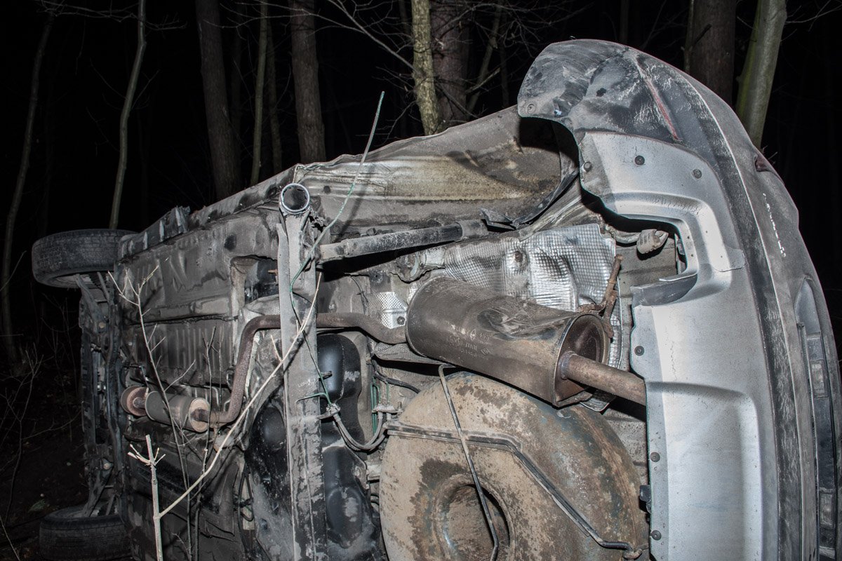 У Renault Duster выбиты окна и сильно повреждены боковые части авто У Renault Duster выбиты окна и сильно повреждены боковые части авто