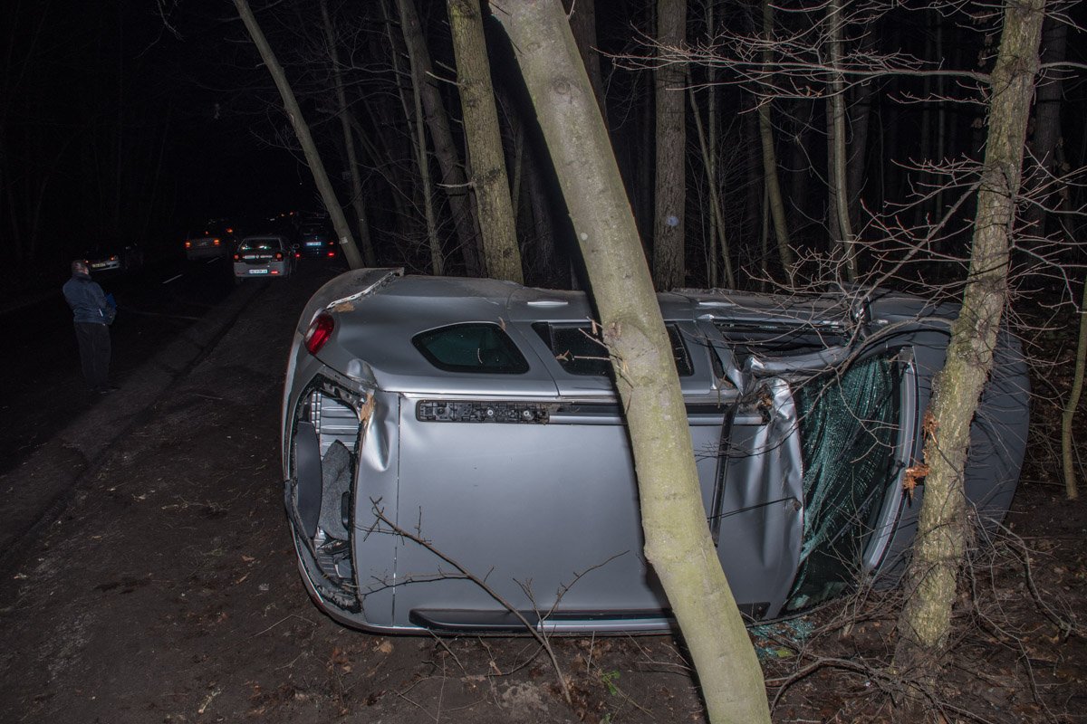 От сильного удара Renault Duster выбросило на обочину От сильного удара Renault Duster выбросило на обочину