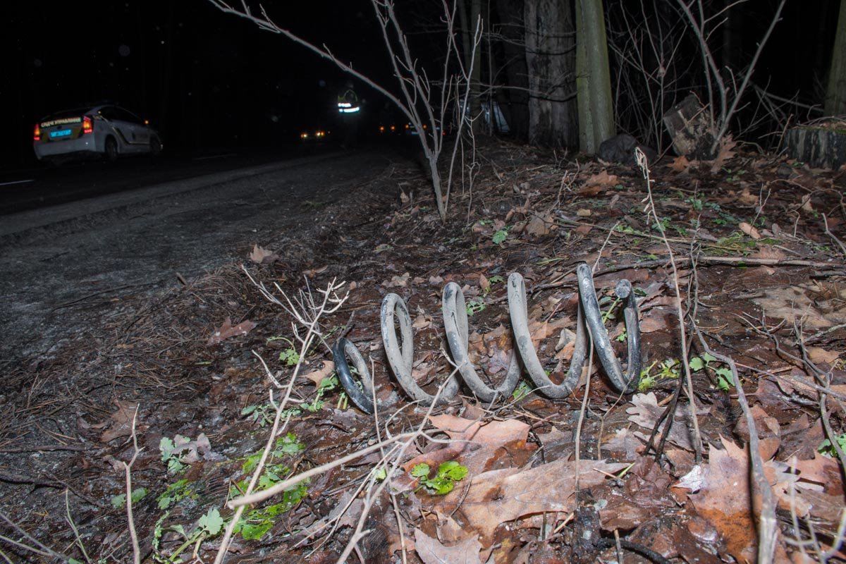 Части авто, как и стекла после столкновения, разбросаны рядом с местом ДТП Части авто, как и стекла после столкновения, разбросаны рядом с местом ДТП