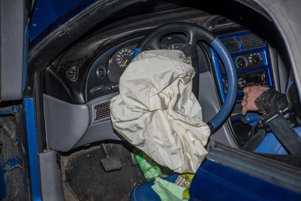 В момент удара в машине сработали обе подушки безопасности В момент удара в машине сработали обе подушки безопасности