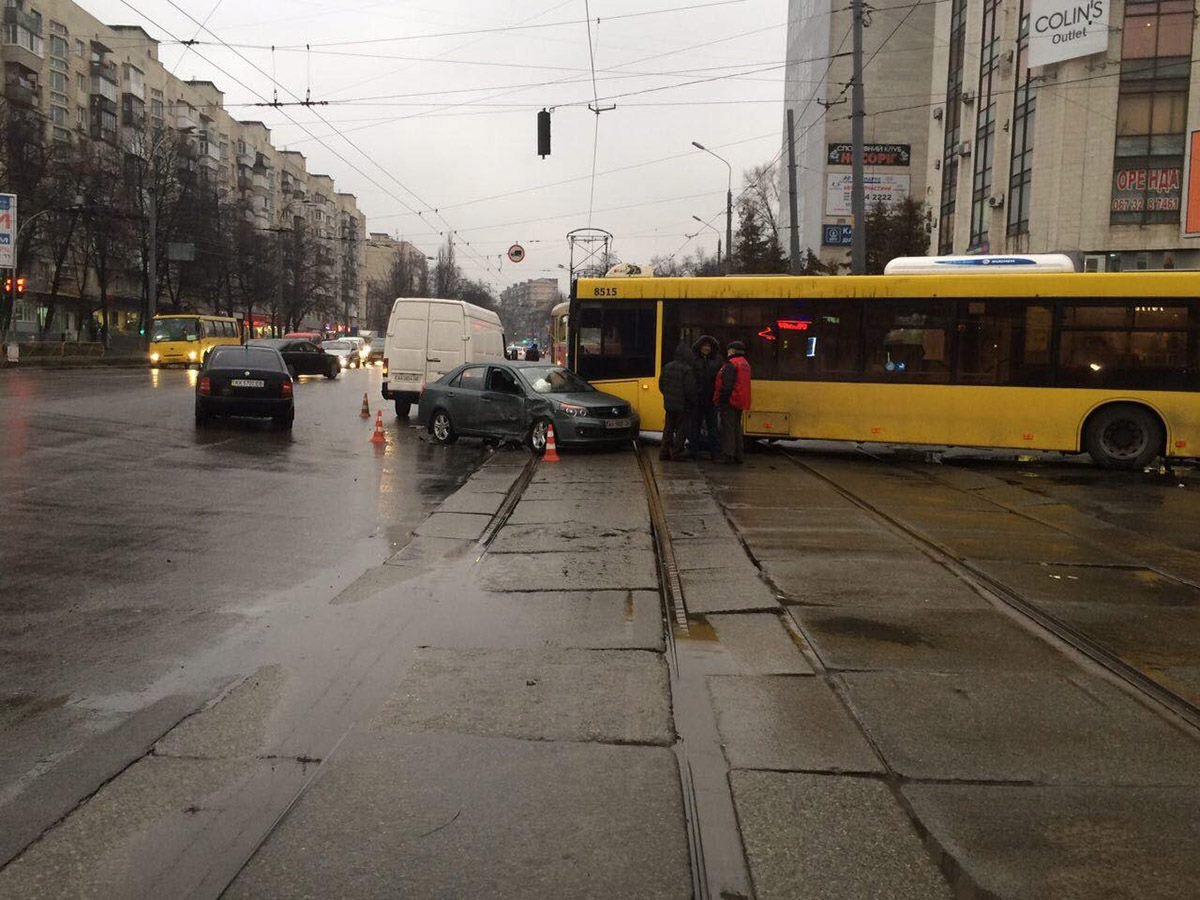 Автомобили столкнулись на пересечении улиц Кирилловская и Сырецкая