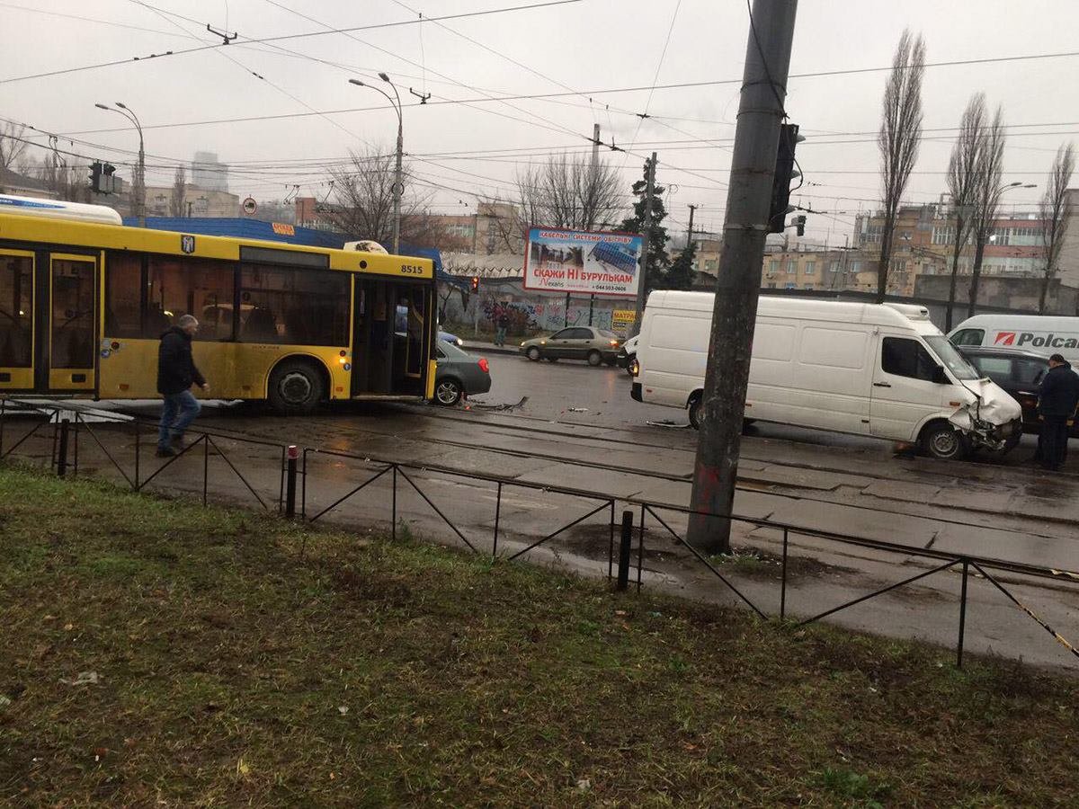 Автомобили перекрыли движение трамваев 