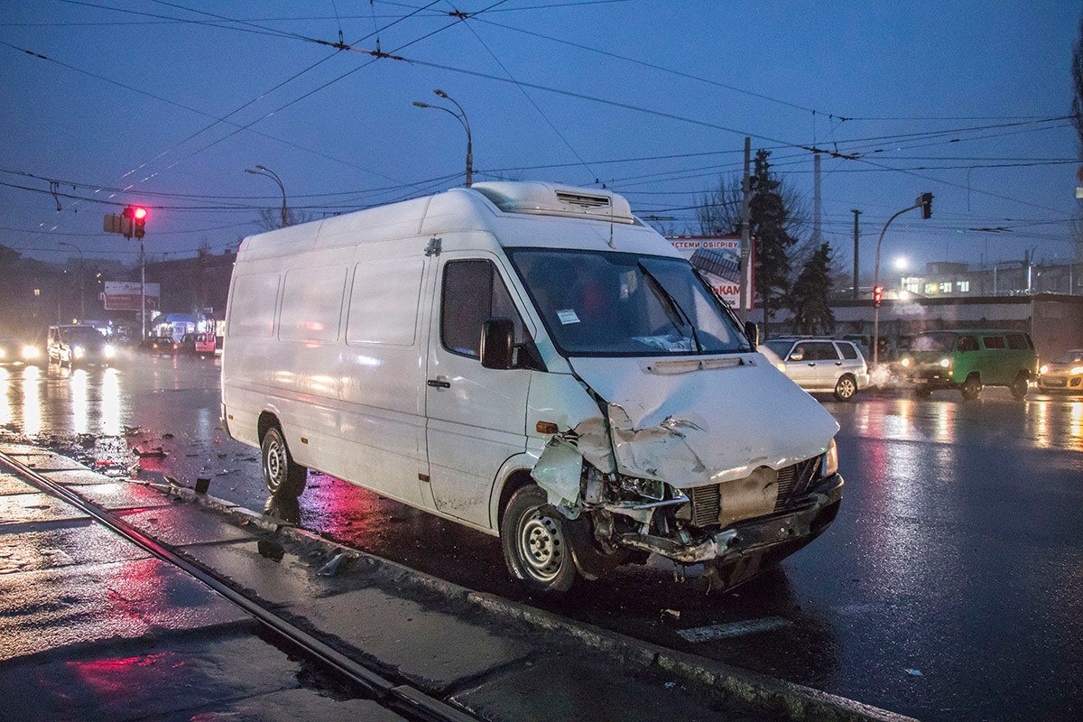 Водитель микроавтобуса не ожидал маневра легковушки