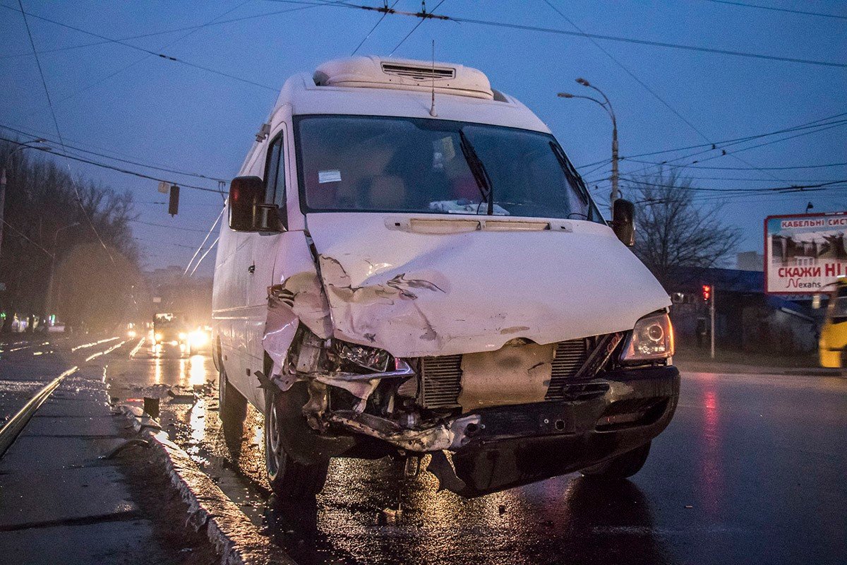 В Mercedes разбита передняя часть